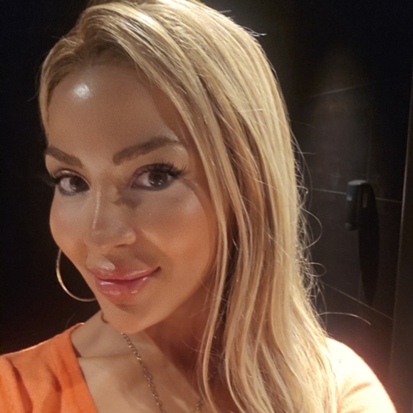 Meet your Posher, Britt Val ❣️ - Picture 2 of 3